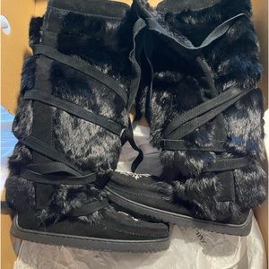 Manitobah Mukluks Like brand new worn only a handful of times.